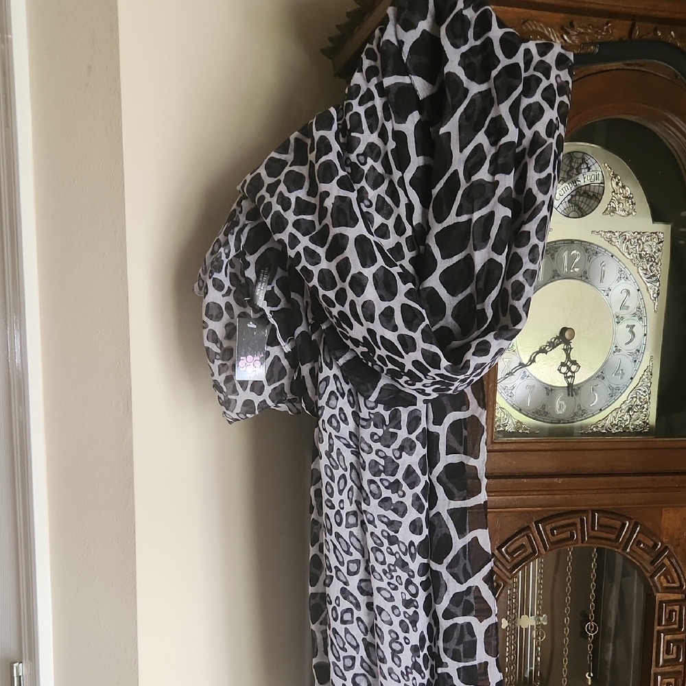 NWT, Elegant Black and White Animal Print Scarf - Picture 5 of 6